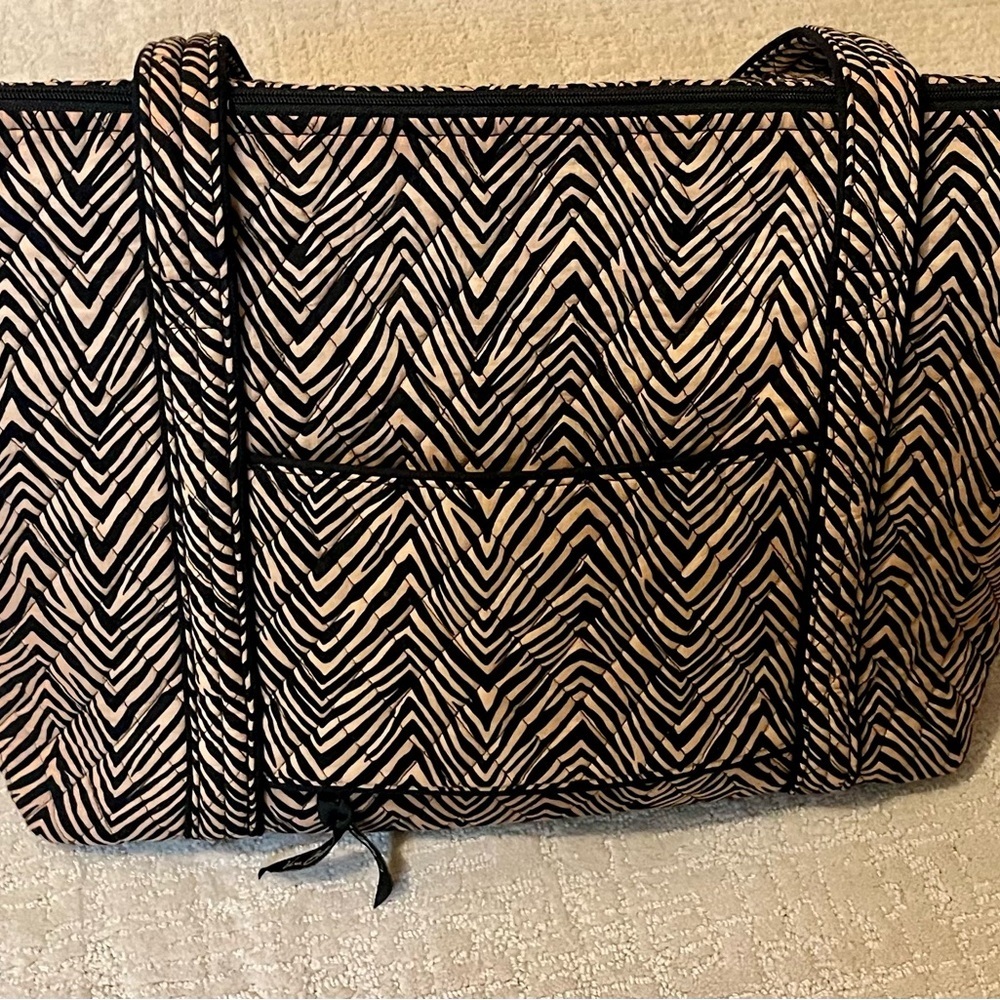 Vera Bradley Stylish quilted Black and Tan Women's travel bag. - Picture 7 of 7